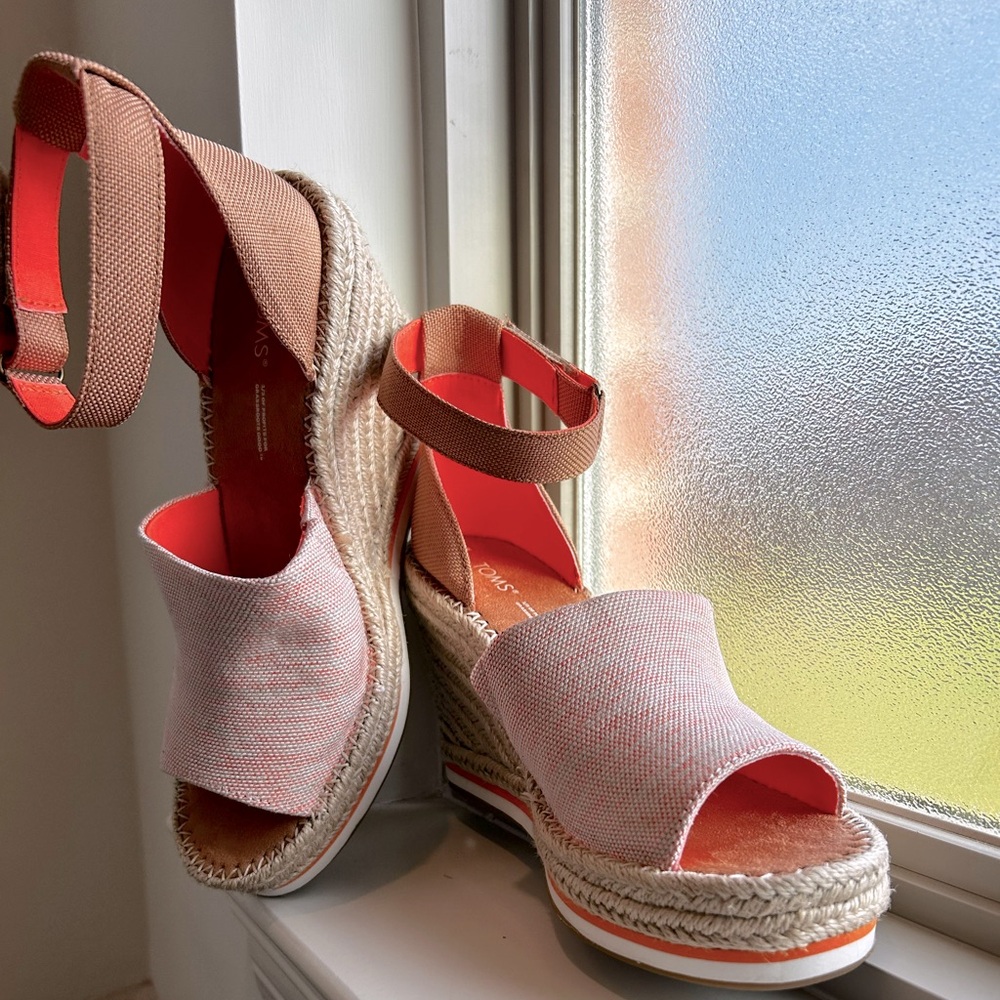 TOMS Wedge Sandals Orange/Tan Size 9.5
